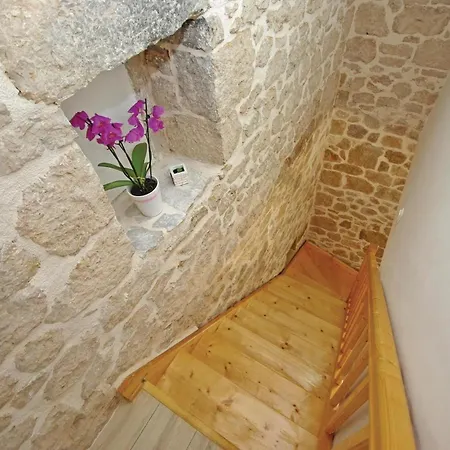 Σπίτι διακοπών Awesome In Poljica Imotska With Kitchen